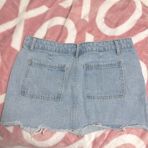 EDIKTED low rise mini skirt light wash - Picture 2 of 2